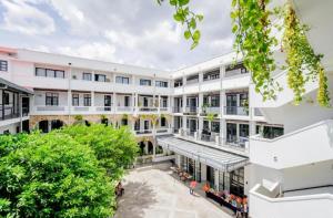 een bovenaanzicht van een groot wit gebouw bij Maison Boheme - La Manzana Panama in Panama-Stad