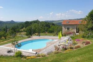 a swimming pool in a yard with a house at Le gîte Bellevue in Firmi