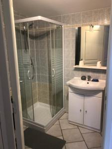 ein Badezimmer mit Dusche und Waschbecken in der Unterkunft les écureuils in Veyrines-de-Vergt