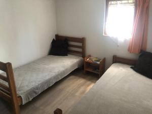 ein kleines Schlafzimmer mit zwei Betten und einem Fenster in der Unterkunft les écureuils in Veyrines-de-Vergt