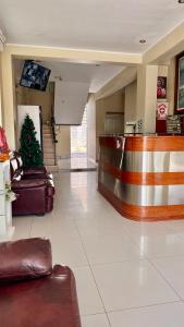 eine Lobby mit einem Weihnachtsbaum in der Mitte in der Unterkunft Ikasur Hotel in Ica