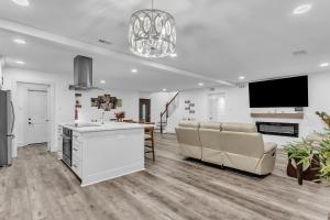 een keuken en een woonkamer met stoelen en een televisie bij Horizon Retreat -Rockwall-Heath, TX in Rockwall