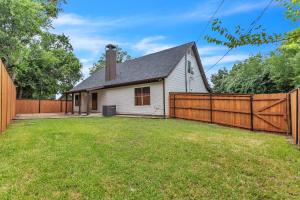 een huis met een houten hek en een tuin bij Horizon Retreat -Rockwall-Heath, TX in Rockwall