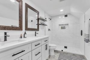 een witte badkamer met een wastafel en een toilet bij Horizon Retreat -Rockwall-Heath, TX in Rockwall +18 foto's