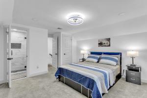 een witte slaapkamer met een blauw bed en een douche bij Horizon Retreat -Rockwall-Heath, TX in Rockwall