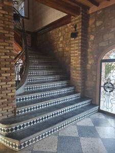 een trap in een gebouw met een raam bij Hotel El Golla in Er Rachidia