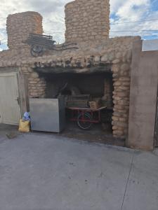 een bakstenen oven met een fiets erin bij Hotel El Golla in Er Rachidia