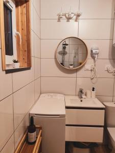 un piccolo bagno con lavandino e specchio di Domki Sielankowo a Odargowo