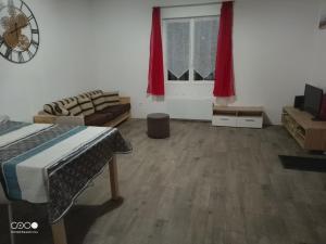 een woonkamer met een bank en een tafel bij Castorette, au calme, petit déjeuner compris in Mimizan