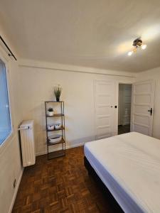 een slaapkamer met een bed en een plank met handdoeken bij Les 3 vallées 1 in Séranon