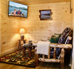 TV a/nebo společenská místnost v ubytování The Sundowner on Lake George