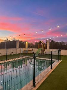een tennisbaan met een zwembad in het midden bij Casa Rural Kentia in Ciudad Real