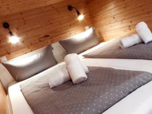 Postel nebo postele na pokoji v ubytování Schwarzes Holzferienhaus mit Sauna -- L I E B L I N G S P L A T Z -- an der Ostsee, Zierow bei Wismar, Strand 500m, alles inklusive