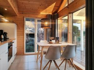 Kuchyň nebo kuchyňský kout v ubytování Schwarzes Holzferienhaus mit Sauna -- L I E B L I N G S P L A T Z -- an der Ostsee, Zierow bei Wismar, Strand 500m, alles inklusive