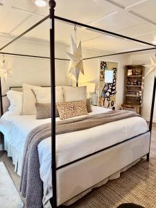 Postel nebo postele na pokoji v ubytování The Wing - luxurious king suite tiny studio home!