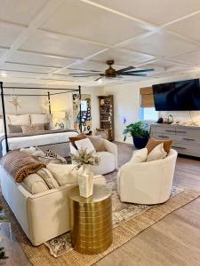 TV a/nebo společenská místnost v ubytování The Wing - luxurious king suite tiny studio home!