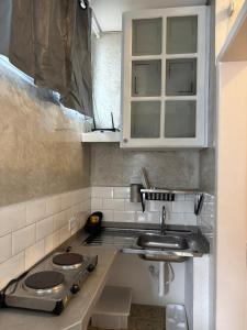 a kitchen with a sink and a counter top at Mini Studio Villaggio juquehy in São Sebastião