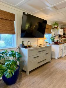 Kuchyň nebo kuchyňský kout v ubytování The Wing - luxurious king suite tiny studio home!