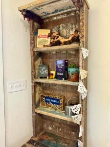 Fotografie z fotogalerie ubytování The Wing - luxurious king suite tiny studio home! v destinaci Eureka Springs + 7 fotografií