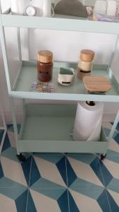 een plank met kommen en andere artikelen erop bij Maison Boheme - La Manzana Panama in Panama-Stad