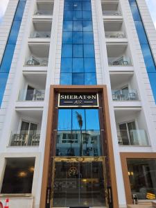 开罗Sheraton Air Hotel的一座建筑,上面有读到摇摆的标志