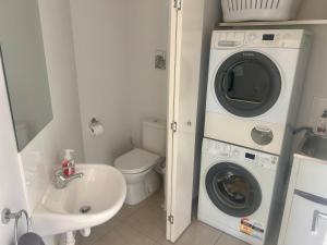 Koupelna v ubytování Modern Furnished Home in Altona Meadows, 20min CBD, 5min Beach