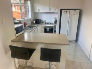 Kuchyň nebo kuchyňský kout v ubytování Modern Furnished Home in Altona Meadows, 20min CBD, 5min Beach