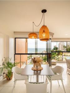 Posezení v ubytování Beach front 9 min to airport DosLocosDeViaje