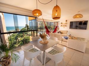 TV a/nebo společenská místnost v ubytování Beach front 9 min to airport DosLocosDeViaje