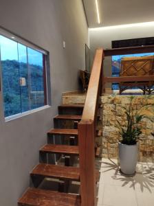 een trap in een kamer met een raam bij Chalé Freital in Nazaré Paulista