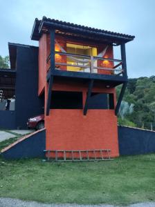 een gebouw met een balkon aan de zijkant bij Chalé Freital in Nazaré Paulista
