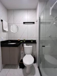 een badkamer met een toilet, een wastafel en een douche bij Cupe Living - VSH in Porto De Galinhas