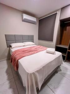 een slaapkamer met een groot bed en een raam bij Cupe Living - VSH in Porto De Galinhas