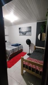 een slaapkamer met een bed en een bedframe bij Casa Vargem Pequena in Florianópolis