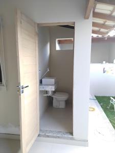 un bagno con un water e un lavandino di CASA 400 m DA PRAIA 3 QUARTOS GURIRI NORTE a São Mateus Altre 49 foto