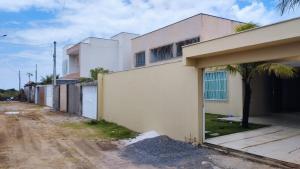 una strada vuota accanto a un edificio bianco di CASA 400 m DA PRAIA 3 QUARTOS GURIRI NORTE a São Mateus