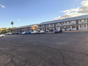 un parcheggio vuoto di fronte a un edificio di Modern 1-Bedroom Condo a Las Vegas