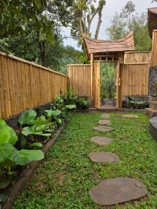 En have udenfor Sunrise hill bamboo house + 24 billeder