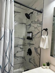 Koupelna v ubytování Charming 2-bedroom apartment with Washer and Dryer in Jersey City