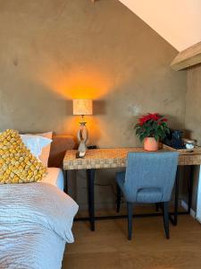 ein Schlafzimmer mit einem Schreibtisch mit einer Lampe und einem Stuhl in der Unterkunft BeMe in Waterloo + 4 Fotos