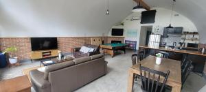 Et tv og/eller underholdning på Unique waterfront house with private beach