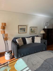 een woonkamer met een blauwe bank in een kamer bij T1 Sea & Pool in Caxias