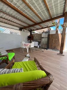 a living room with a green couch and a table at Suíte Peroba em Maragogi in Maragogi
