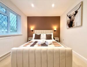 En eller flere senge i et værelse på Winter Getaway - Luxury Bungalow w Games Room