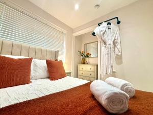 En eller flere senge i et værelse på Winter Getaway - Luxury Bungalow w Games Room