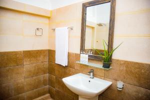 een badkamer met een wastafel en een spiegel bij Elevate Villa Galle in Galle +17 foto's