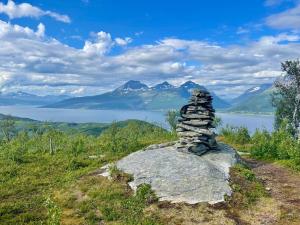 een stapel stenen bovenop een grote rots bij Cozy Cottage 