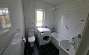 een witte badkamer met een toilet en een wastafel bij Cozy Cottage  +22 foto's