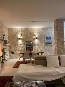 een woonkamer met een bank en een tafel bij Casa Della Baia With a beautiful view in Varazze