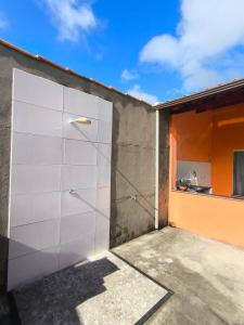 een garagedeur aan de zijkant van een huis bij Casa da Hellen in Porto Seguro